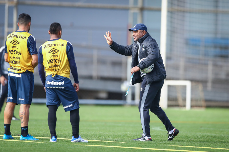 Roger manteve a dúvida no meio-campo, onde promoveu trocas durante toda a atividade