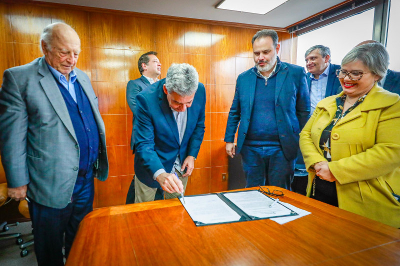 Na assinatura do documento, Sebastião Melo afirmou que ferramenta vai trazer muita facilidade para a gestão das escolas e dos alunos