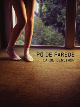 Capa de Pó de Parede, livro de estreia de Carol Bensimon, a partir de foto de Ieve Holthausen