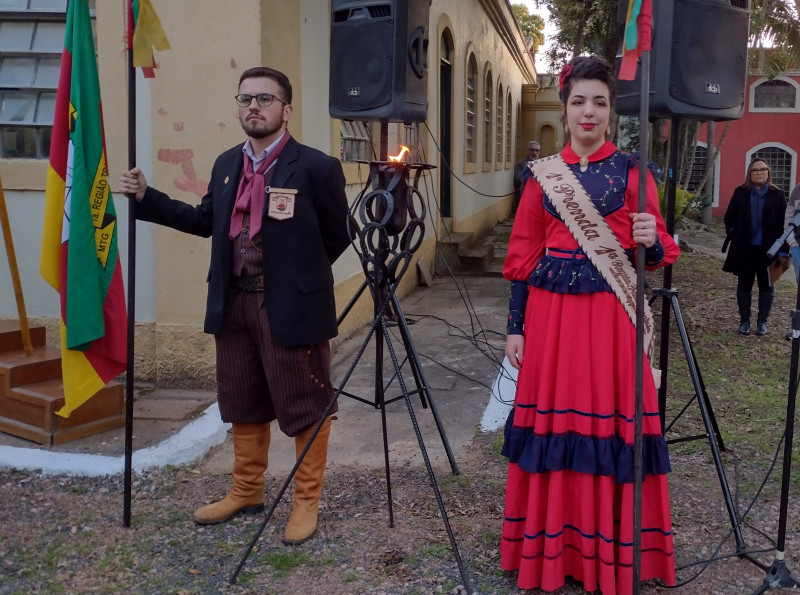 A chama, um dos maiores símbolos da cultura gaúcha, foi acesa na sede da 1ª Região Tradicionalista