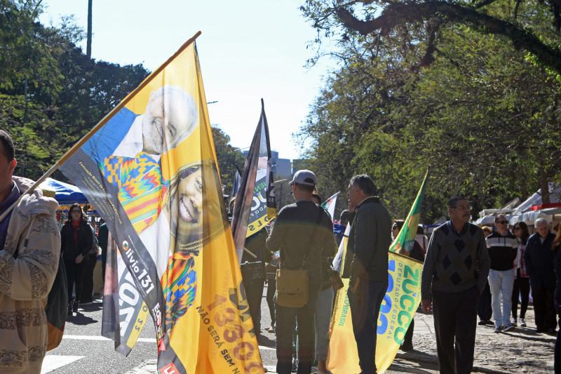 Bandeiras de diferentes expressões do espectro político estavam lado a lado na Redenção