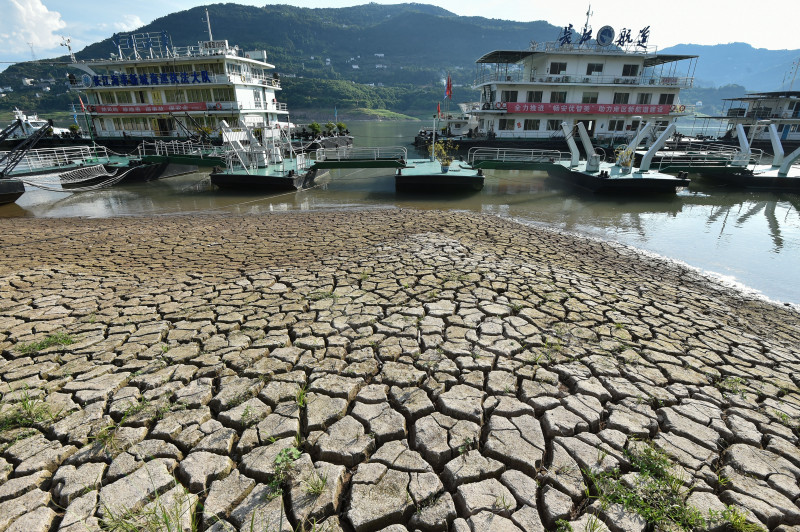 Balsas ficam atracadas em docas de lamaçais no rio Yangtze