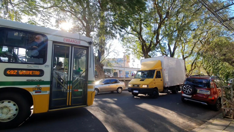 Trânsito na rua General Salustiano, Centro de Porto Alegre. Congestionamento devido ao bloqueio da Avenida Loureiro da Silva.
