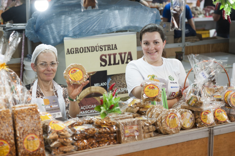 {'nm_midia_inter_thumb1':'https://www.jornaldocomercio.com/_midias/jpg/2022/08/27/206x137/1_rs___270822___rapadura_com_pimenta_agricultura_familiar-9739802.jpg', 'id_midia_tipo':'2', 'id_tetag_galer':'', 'id_midia':'630a4a253f76f', 'cd_midia':9739802, 'ds_midia_link': 'https://www.jornaldocomercio.com/_midias/jpg/2022/08/27/rs___270822___rapadura_com_pimenta_agricultura_familiar-9739802.jpg', 'ds_midia': 'No pavilh&atilde;o da Agricultura Familiar, a Agroind&uacute;stria Silva apresenta rapadura com pimenta.', 'ds_midia_credi': 'RAMIRO SANCHEZ/JC', 'ds_midia_titlo': 'No pavilh&atilde;o da Agricultura Familiar, a Agroind&uacute;stria Silva apresenta rapadura com pimenta.', 'cd_tetag': '1', 'cd_midia_w': '800', 'cd_midia_h': '532', 'align': 'Left'}