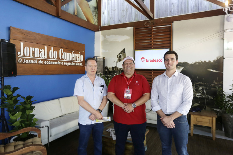 Frigini visitou a Casa JC e falou a Giovanni e Mércio Tumelero sobre as expectativas na feira