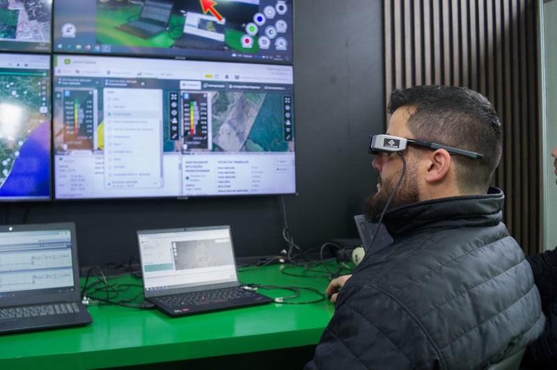 O equipamento mostra aos t&eacute;cnicos os problemas nas m&aacute;quinas Foto: RAMIRO SANCHEZ/ESPECIAL/JC