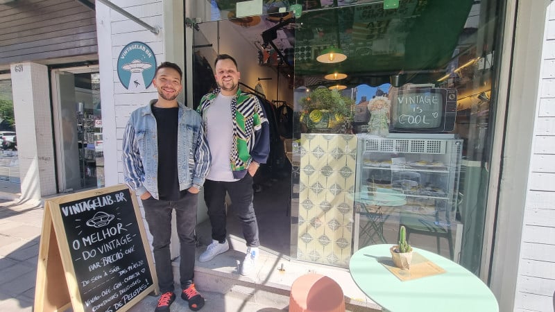 Alex Pedretti e Lucas de Paula s&atilde;o casados e s&oacute;cios no neg&oacute;cio, que abriu as portas em agosto deste ano Foto: GIOVANNA SOMMARIVA/ESPECIAL/JC