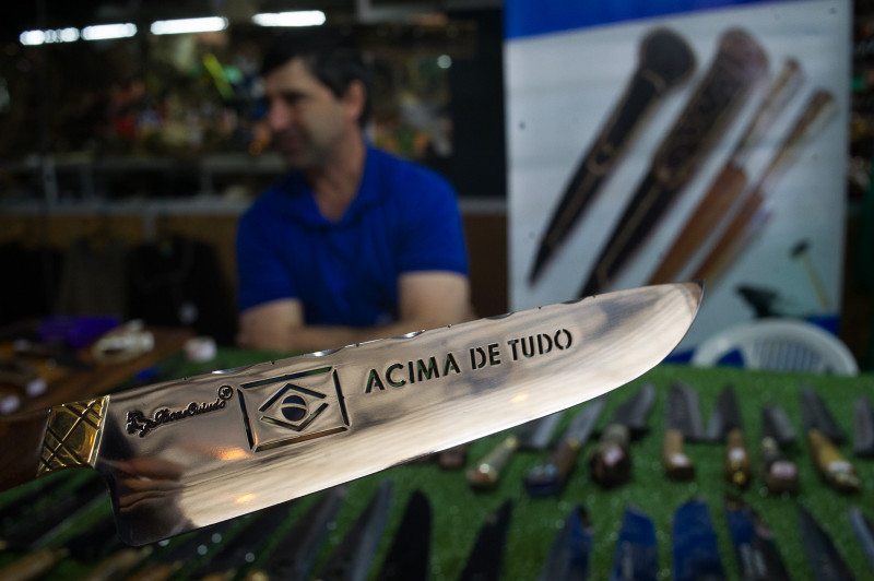 Facas de churrasco recortadas a laser trazem dizeres