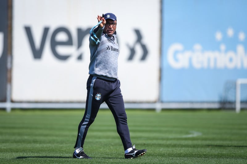Roger não resistiu à queda de rendimento do time e foi demitido após o treino desta quinta-feira (1º)