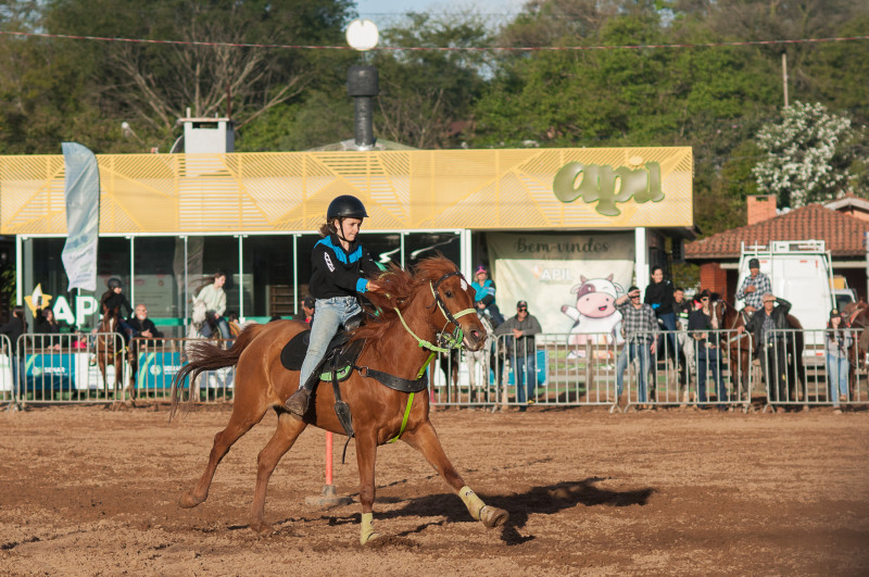 2022.09.03 - Esteio/RS/Brasil: Criança montando cavalo árabe, na Expointer. Foto: Ramiro Sanchez/@outroangulofoto