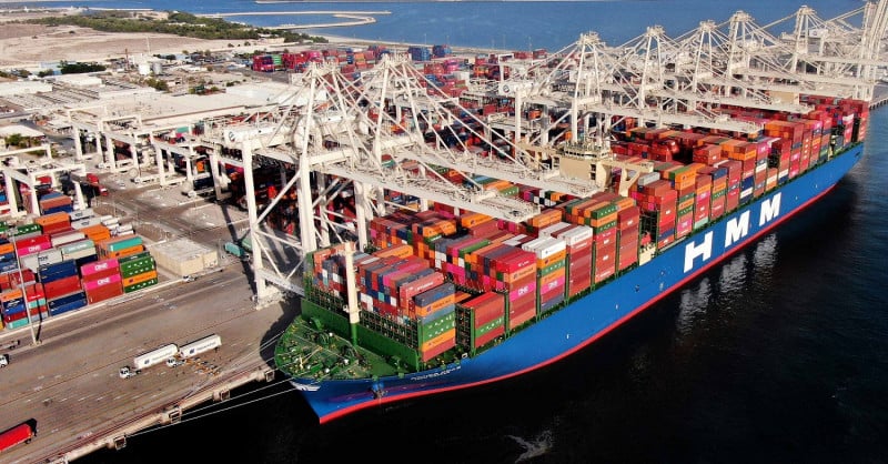 Emirados Árabestêm sido alvo de ataques iranianos e enfrentam desafios em sua cadeia de suprimentos devido ao controle do Irã sobre o Estreito de Ormuz