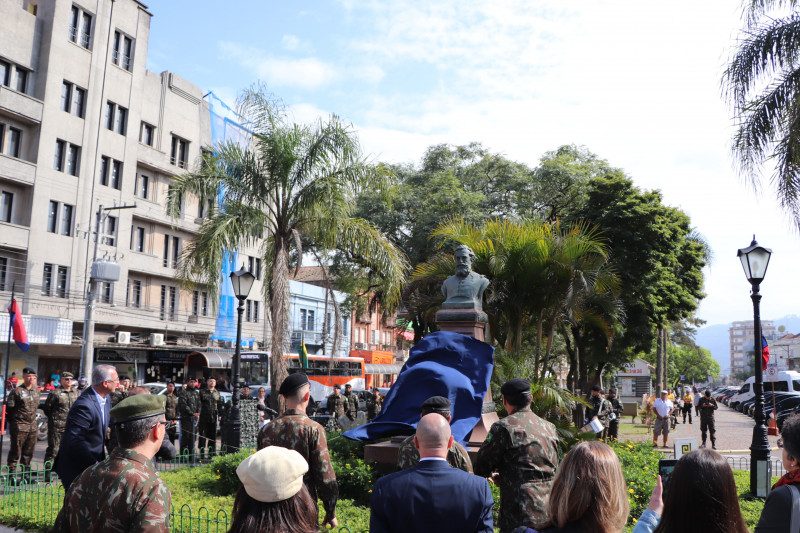 Estátua de João Niederauer Sobrinho voltou ao local de origem