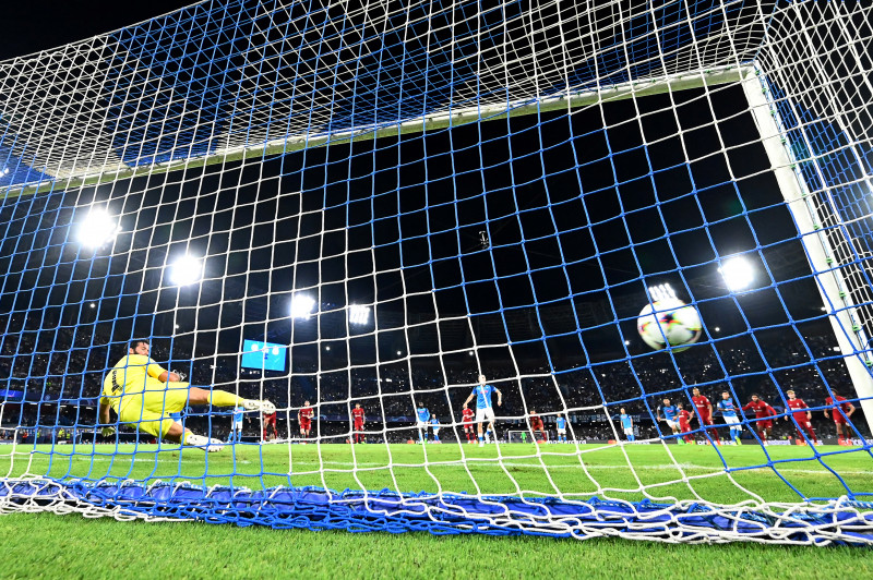 Alisson não conseguiu impedir a derrota do Liverpool no jogo de abertura da Liga dos Campeões 