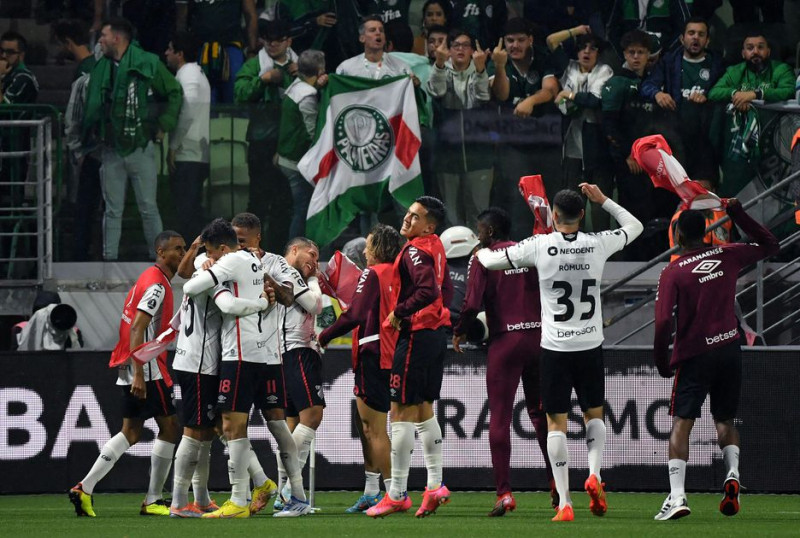 Em jogo com dois pênaltis, Athletico e Palmeiras empatam pelo