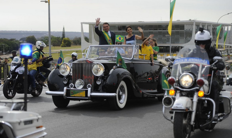Bolsonaro e a primeira-dama desfilaram no Rolls Royce nas comemorações da Independência