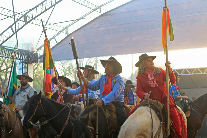 Nesta terça-feira (20), o desfile ocorre no sentido do Beira Rio ao Parque da Harmonia