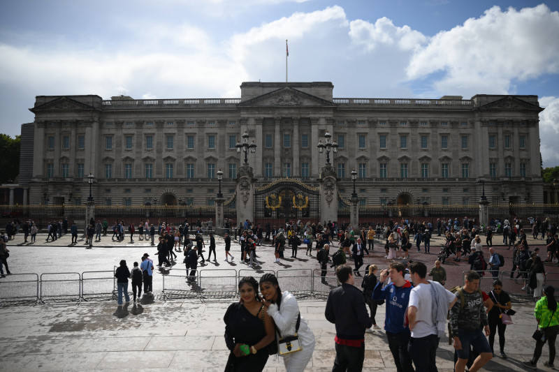 Turistas, jornalistas e fotógrafos aguardam por informações em frente ao Palácio em Londres