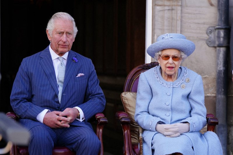 Rei Charles III chamou a morte de Elizabeth II de 'momento de grande tristeza para mim e minha família'