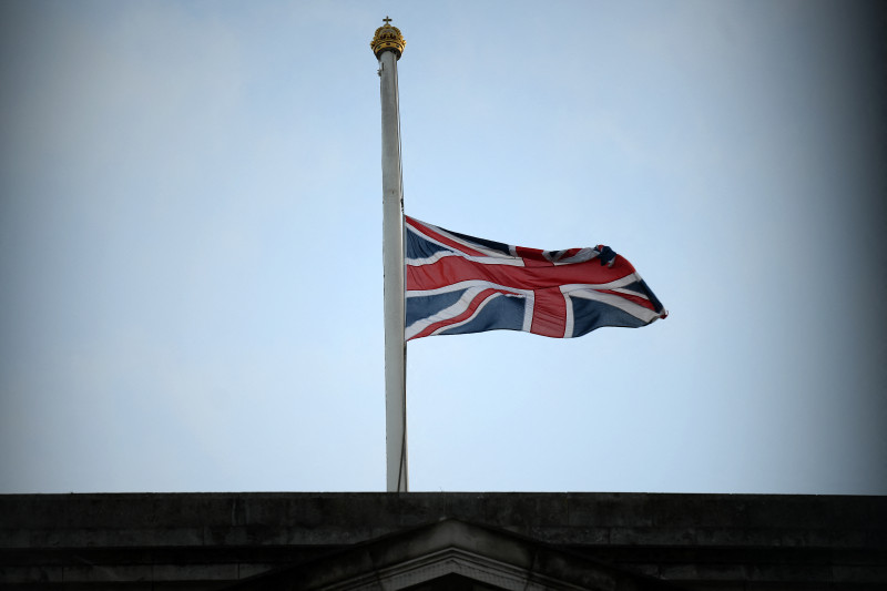 A multidão reunida em frente ao Palácio de Buckingham, em Londres, acompanhou nesta quinta-feira (8) o hasteamento da bandeira a meio mastro