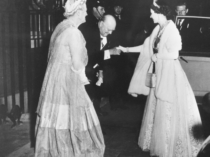 Churchill, o primeiro chefe de governo com quem Elizabeth II teve que lidar, foi um mentor da soberana
