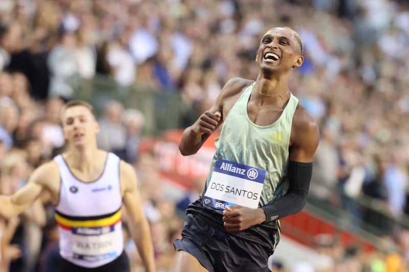 Alison dos Santos toca em barreira, mas se recupera e vai à final dos 400m no Mundial de Tóquio