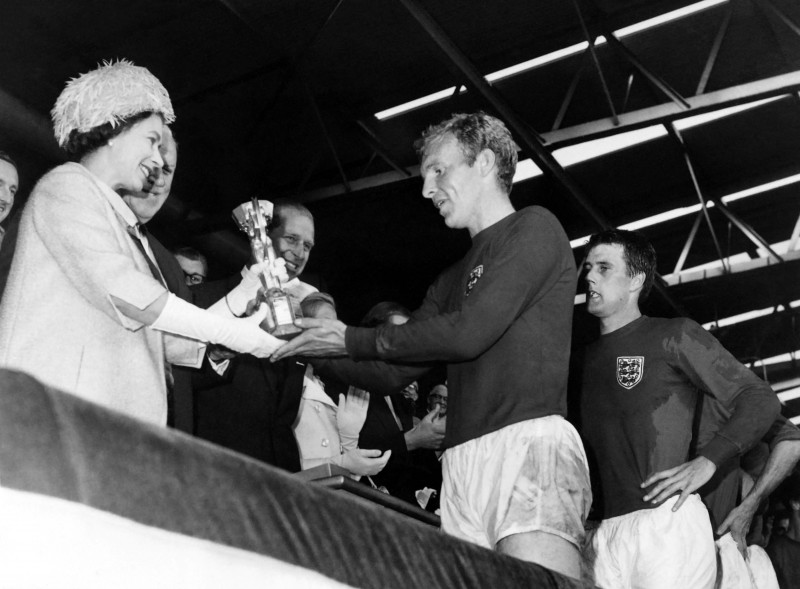 Elizabeth foi a Wembley e entregou a Ta&ccedil;a Jules Rimet ao capit&atilde;o da sele&ccedil;&atilde;o inglesa Bobby Moore, na Copa de 1966