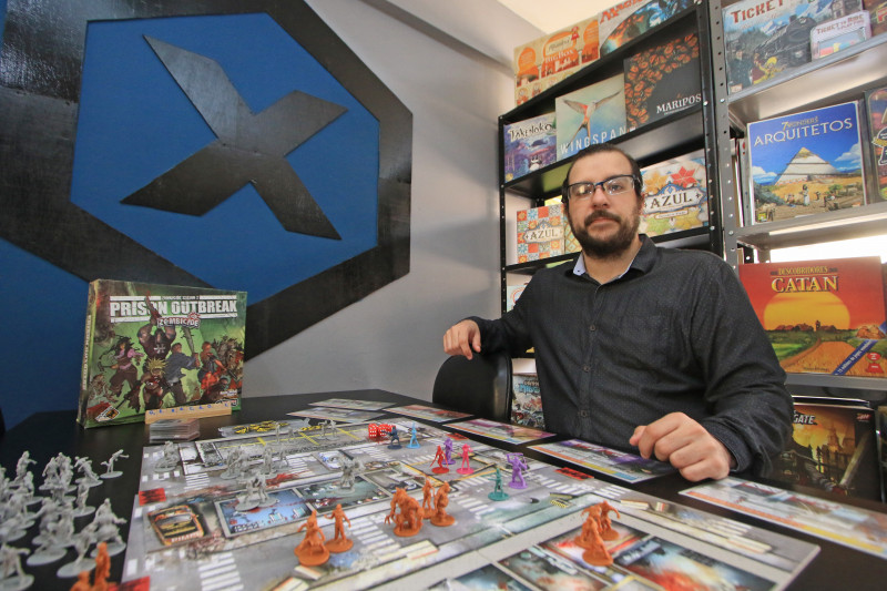  Arthur Vargas abriu a HEX Board Games em 2021 com o objetivo de oferecer um espaço para quem ama os jogos, além de democratizar o acesso a eles Foto: LUIZA PRADO/JC