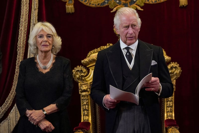Ao lado da rainha consorte Camilla, novo monarca prometeu manter 