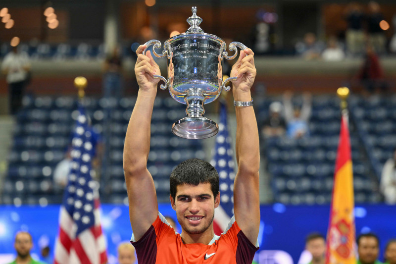 Alcaraz se tornou o mais jovem ocupante do topo do ranking da ATP, superando o australiano Lleyton Hewitt