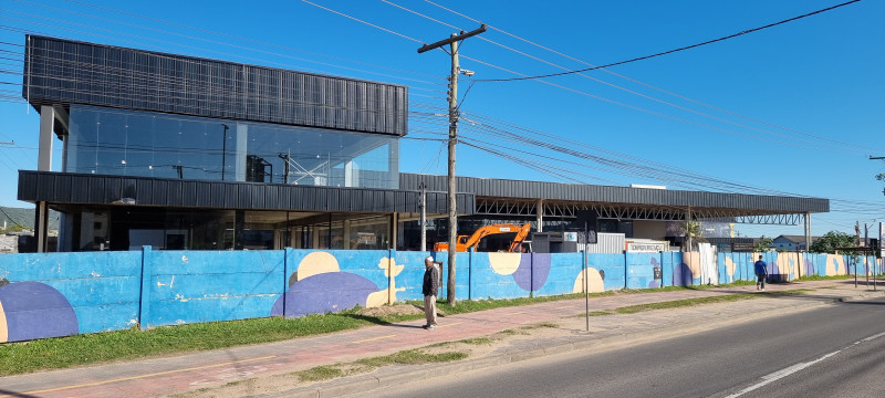 Centro comercial vai ser aberto em outubro ampliando a rede de supermercado e com lojas