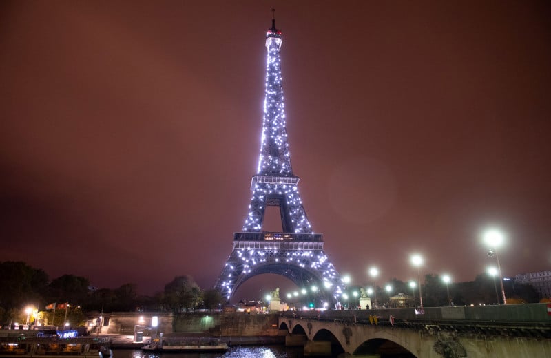 Luzes na Torre Eiffel serão apagadas mais cedo para economia de energia