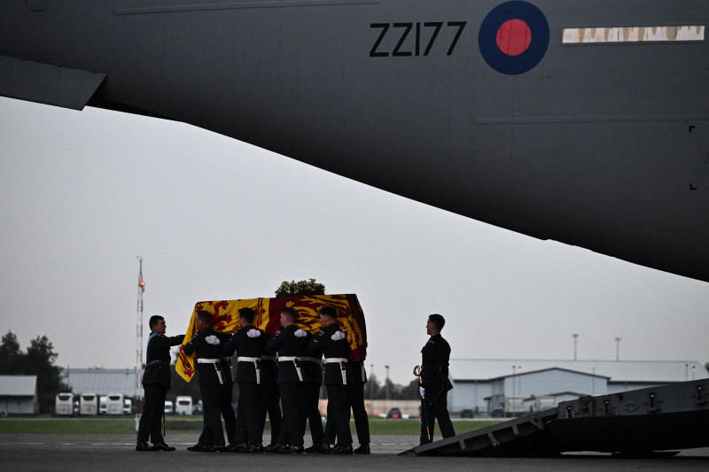 O avião transportando o caixão da monarca, falecida no dia 8 de setembro na Escócia, pousou nesta terça-feira (13) na capital inglesa