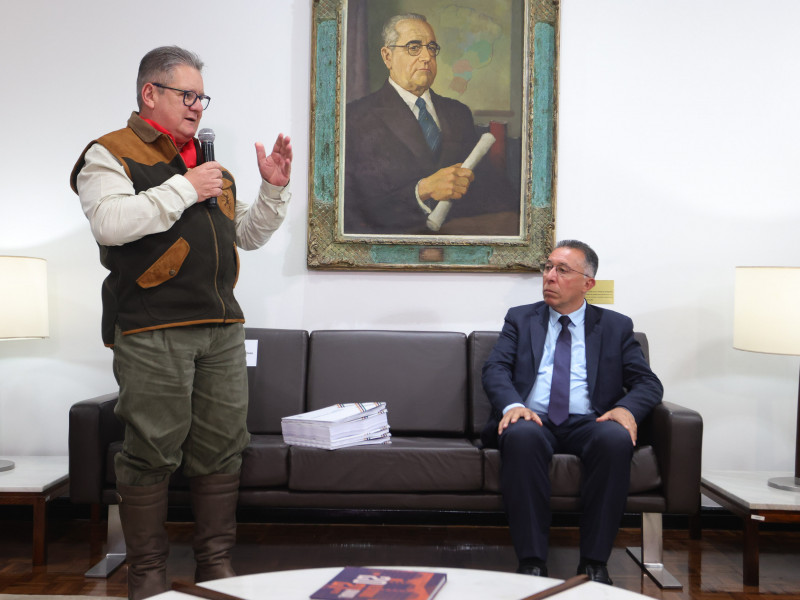 A proposta foi entregue pelo governador Ranolfo Vieira Júnior ao presidente da Assembleia, Valdeci Oliveira 