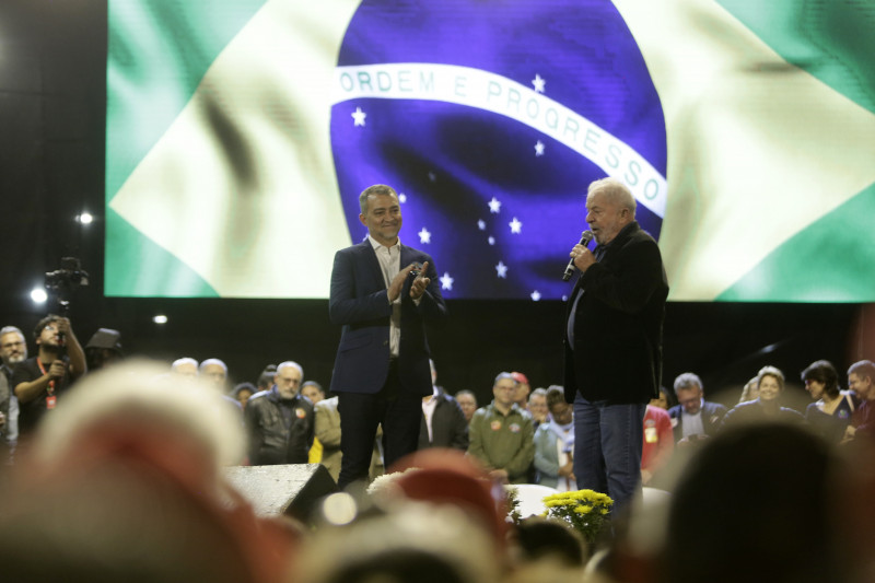 Lula (d) pediu votos para Edegar Pretto em comício em Porto Alegre