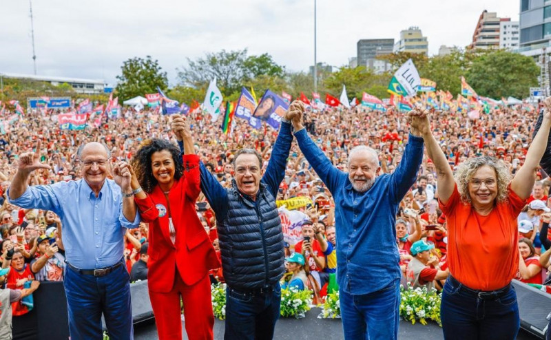 Lula e Alckmin foram recebidos por multidão em comício em Florianópolis