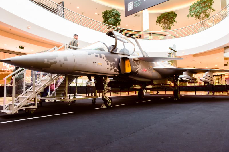 Modelo é feito em fibra de vidro, madeira e metal e tem as mesmas dimensões do caça real