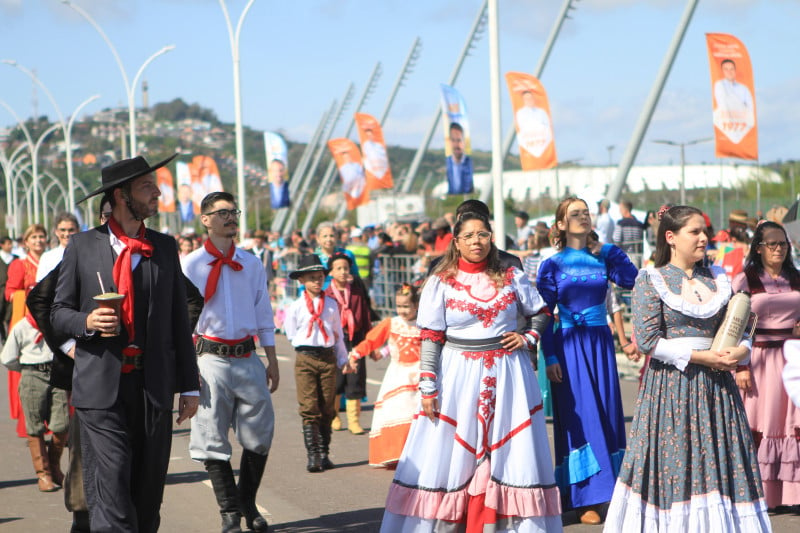 Desfile contou com a apresentação de órgãos das Forças de Segurança Pública, CTGs e movimentos tradicionalistas, gaúchos pilchados e representantes de diversos povos
