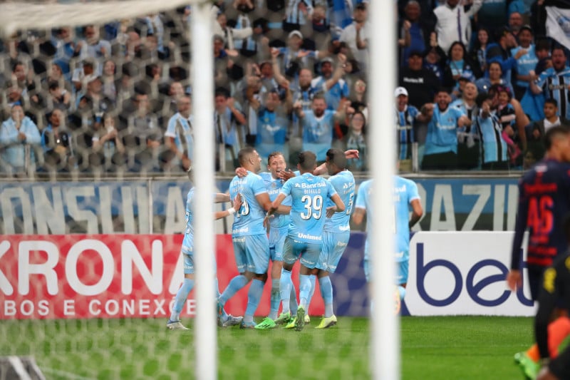 Lucas Leiva foi cercado pelos companheiros para comemorar seu primeiro gol no retorno ao clube