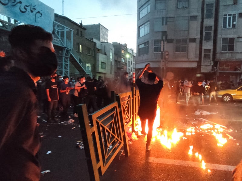 Manifestantes bloquearam ruas, atiraram pedras contra as forças de segurança e incendiaram viaturas policiais e latas de lixo