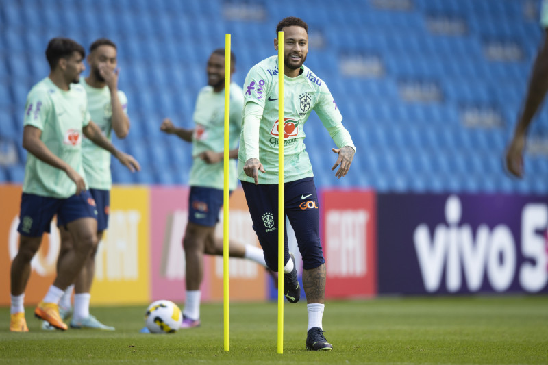 Depois do susto, Neymar trabalhou normalmente e estará em campo, nesta sexta-feira, contra Gana
