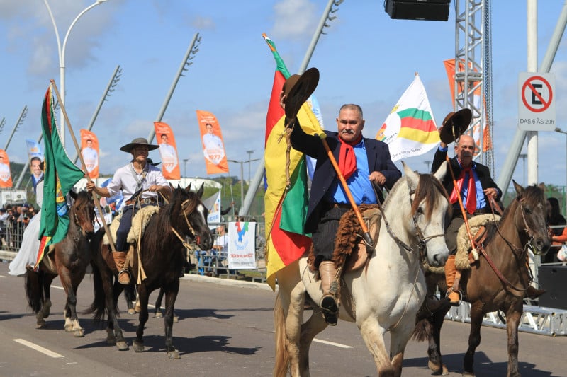 Parte dos Festejos Farroupilhas, o desfile ocorre na Avenida Edvaldo Pereira Paiva