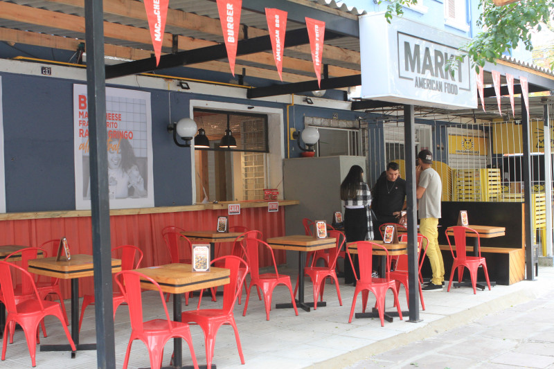 Opera&ccedil;&atilde;o 100% ga&uacute;cha de comida estadunidense abriu nova unidade no bairro Rio Branco Foto: ANDRESSA PUFAL/JC