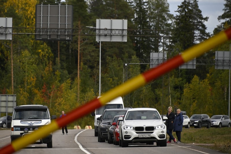 Nesta quinta-feira, fronteira da Finlândia com a Rússia registrou congestionamento