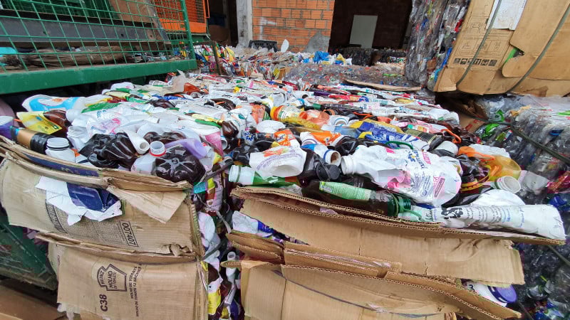 PET colorida também está sem comprador