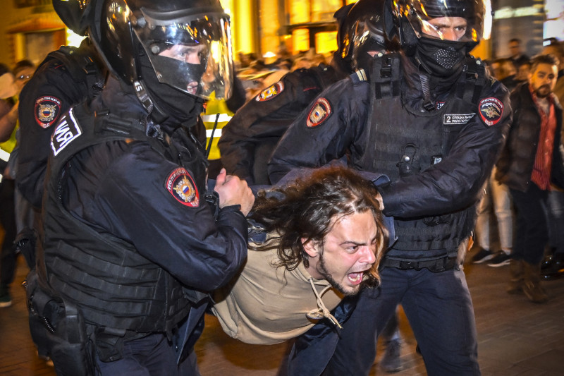 Ao mesnos 1.300 pessoas foram presas na Rússia em manifestação contra mobilização de Putin