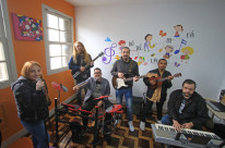 A escola oferece aulas de bateria, guitarra, baixo, cavaquinho, ukelele, violino, piano e técnica vocal