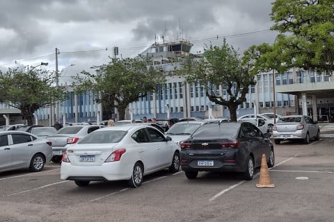 Motoristas da Uber têm um estacionamento próprio para aguardar as chamadas