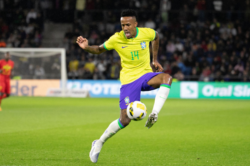 Lesionado, Éder Militão estende contrato com o Real Madrid até 2028