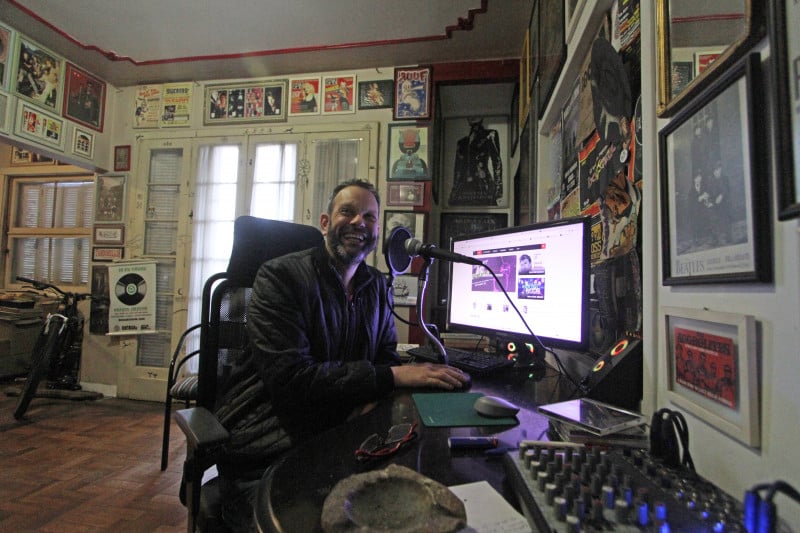 Estruturada na sala do apartamento do comunicador Claudio Cunha, desde 2012 a rádio DinamicoFM transmite sua programação pela web e de forma independente