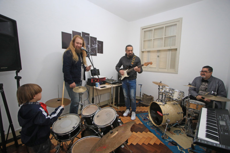 Além de aulas de instrumentos específicos, há uma musicalização para crianças entre três e sete anos Foto: LUIZA PRADO/JC